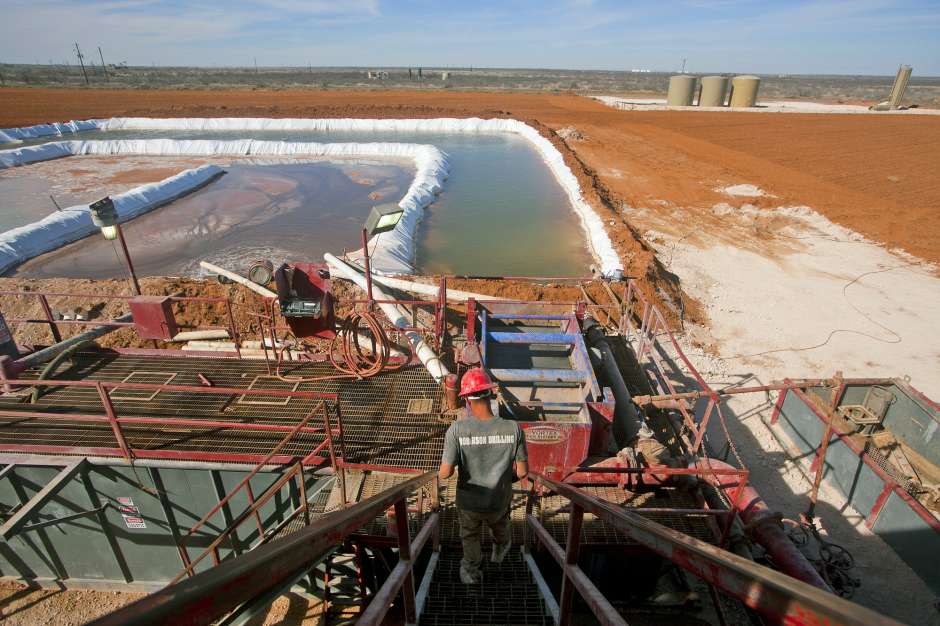 A rig worker descends the stairs toward the water pool attached to Robinson Drilling Rig No. 44.<br>
Photo: James Durbin/Midland Reporter-Telegram” itemprop=”image” height=”626″ width=”940″ title=”huston_chronicle_2_24″ onerror=”this.style.display=’none'”>
		A rig worker descends the stairs toward the water pool attached to Robinson Drilling Rig No. 44.<br>
Photo: James Durbin/Midland Reporter-Telegram
	<p><em>By <a href=